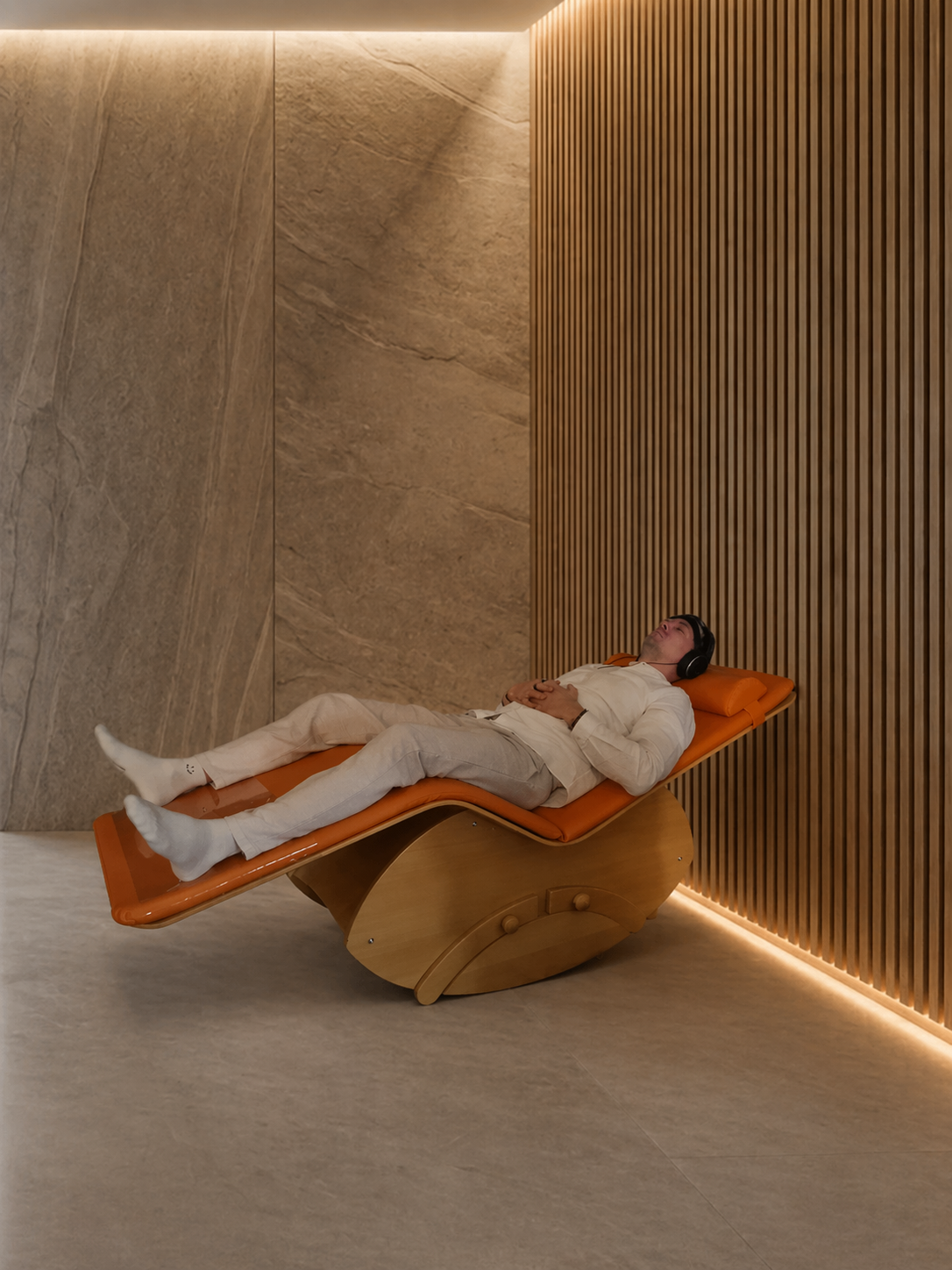Person entspannt auf dem Neuroflexion Lounger mit Kopfhörern
